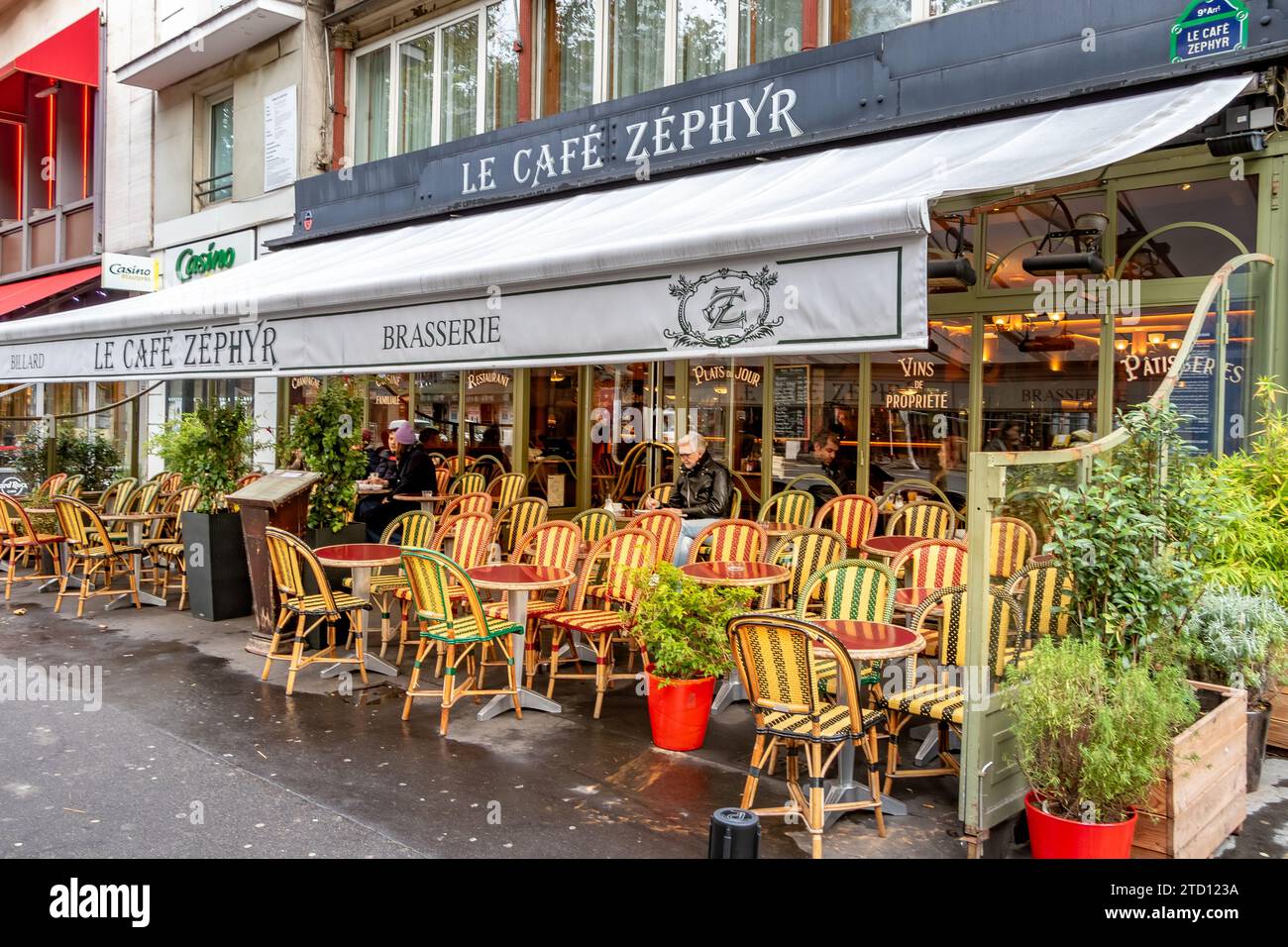 Les gens assis dehors sur la terrasse au café Zéphyr, un bistro, café sur le boulevard Montmartre, dans le 9e arrondissement de Paris, France Banque D'Images