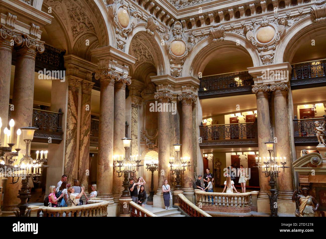 Opéra Garnier ou Palais Garnier, symbole de Paris, dans une belle journée d'été avec ciel bleu, à Paris, France Banque D'Images