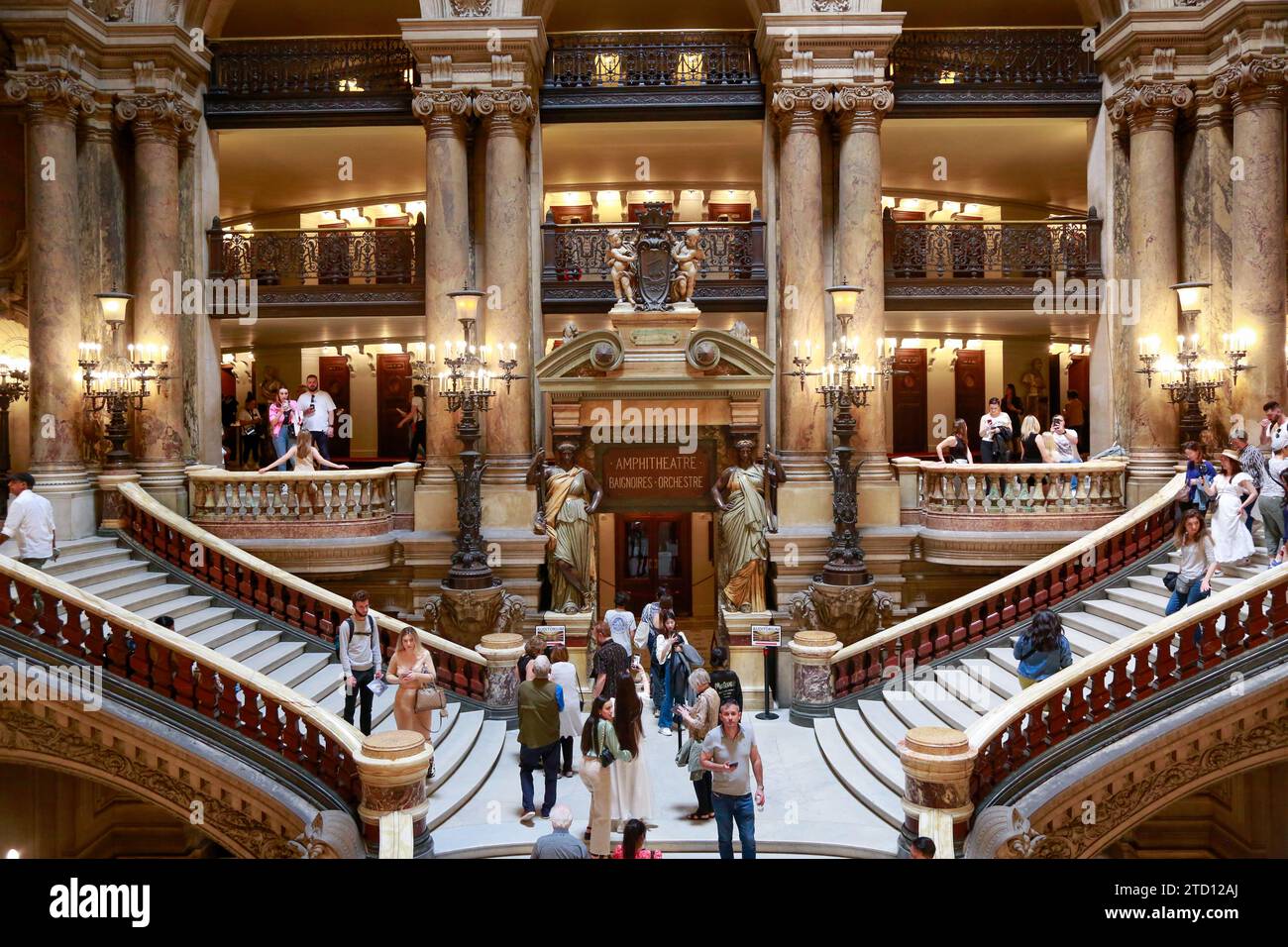 Opéra Garnier ou Palais Garnier, symbole de Paris, dans une belle journée d'été avec ciel bleu, à Paris, France Banque D'Images