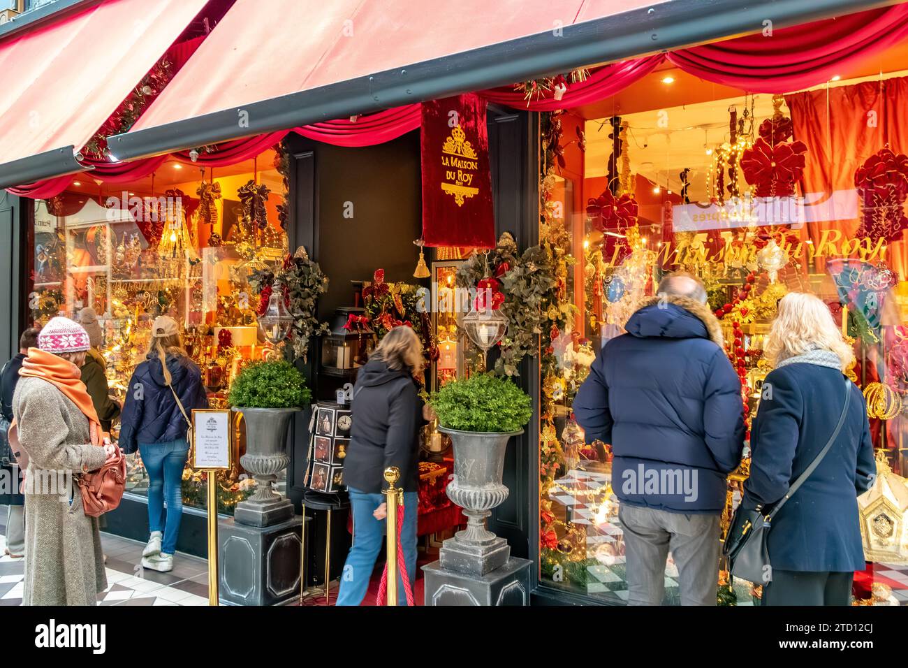 La Maison du Roy une boutique vendant des antiquités et des décorations de style 18e siècle et située à l'intérieur du passage Jouffroy, un passage couvert populaire à Paris Banque D'Images