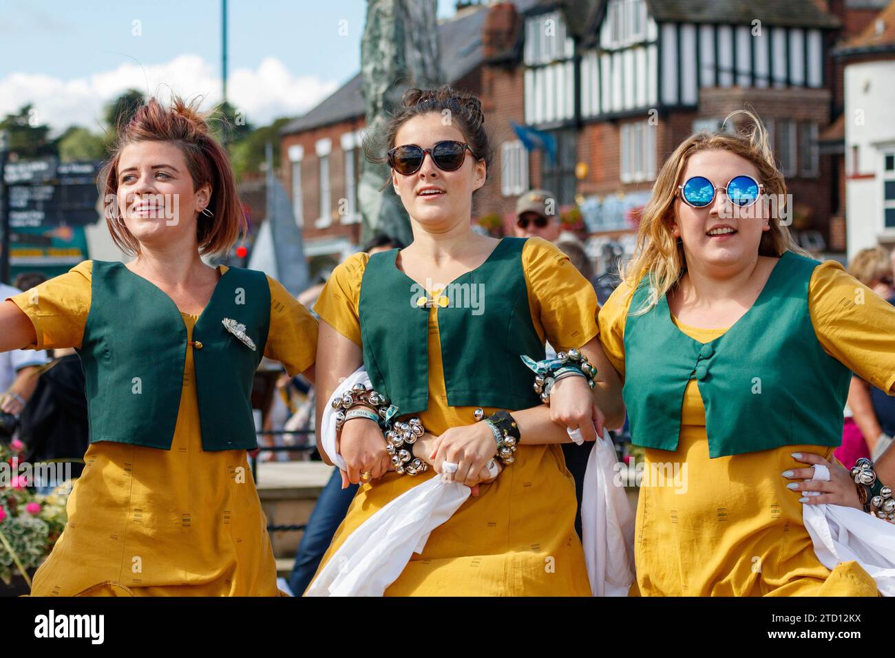 Femmes morris danseuses avec le plat tuppenny de Martha Rhoden à Whitby folk week en 2016 Banque D'Images