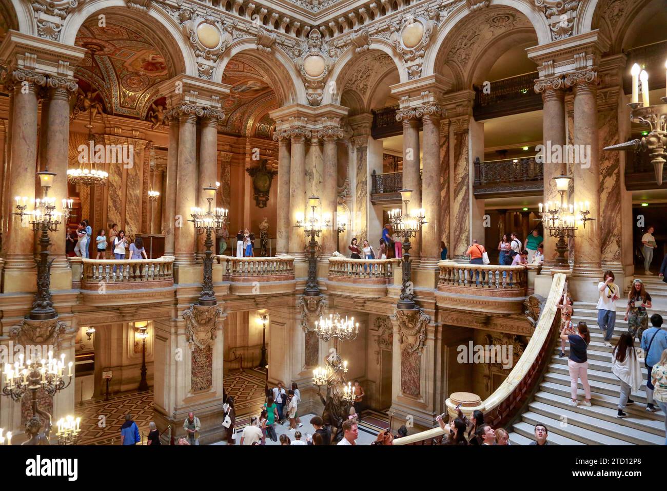 Opéra Garnier ou Palais Garnier, symbole de Paris, dans une belle journée d'été avec ciel bleu, à Paris, France Banque D'Images