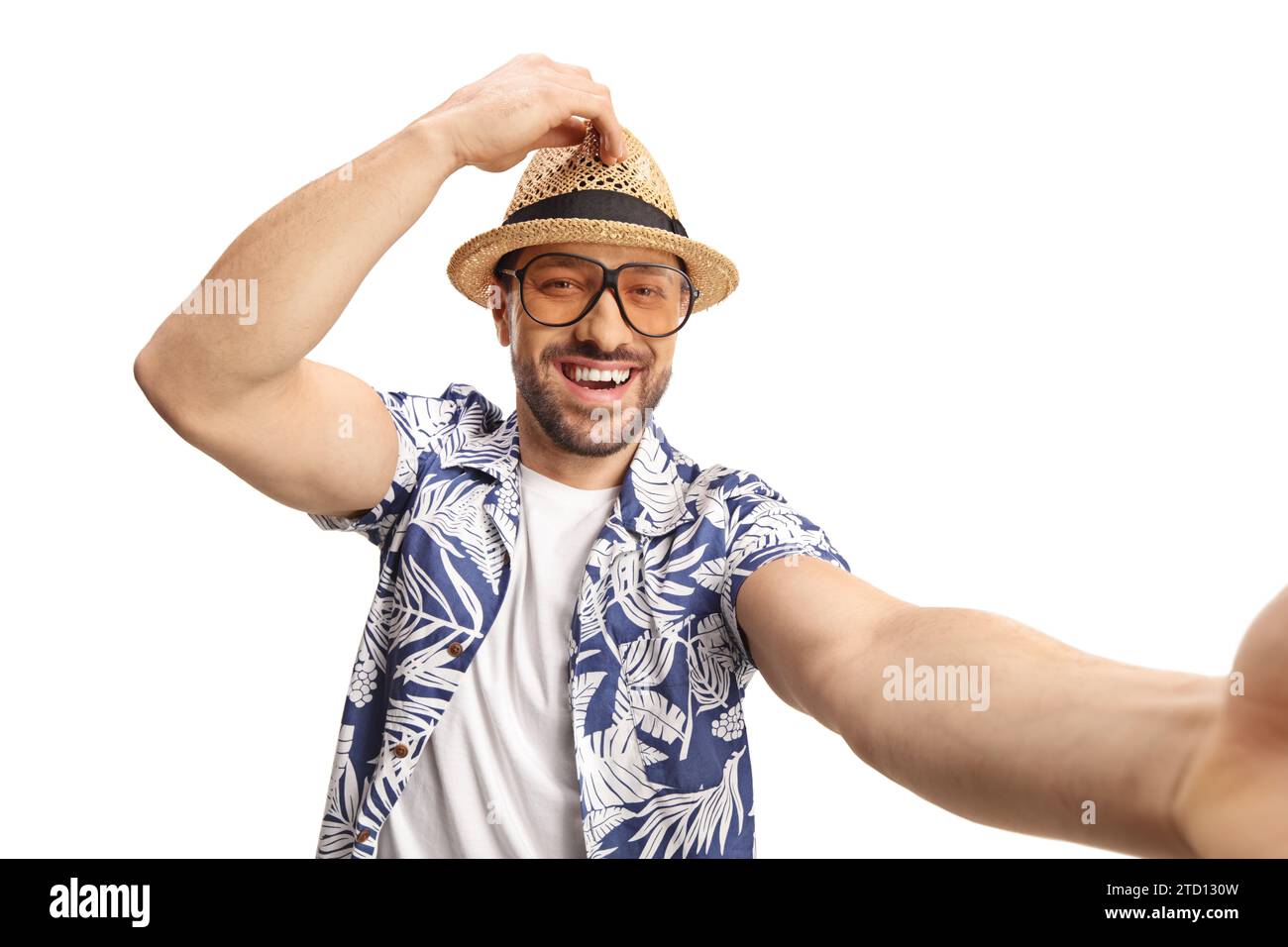 Heureux jeune homme avec un chapeau de paille et des lunettes prenant un selfie isolé sur fond blanc Banque D'Images