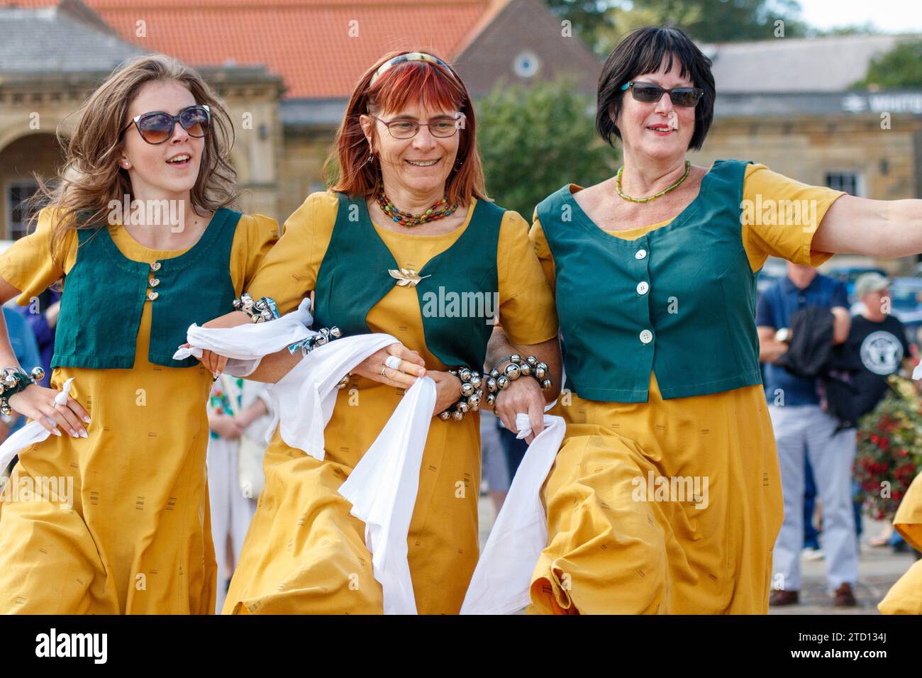 Femmes morris danseuses avec le plat tuppenny de Martha Rhoden à Whitby folk week en 2016 Banque D'Images