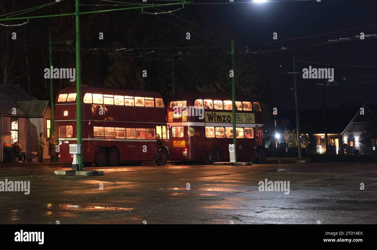 Musée du trolleybus Santoft, Santoft, Lincolnshire, Royaume-Uni. Novembre 2023. Événement nocturne avec illuminations et bus en marche. Banque D'Images