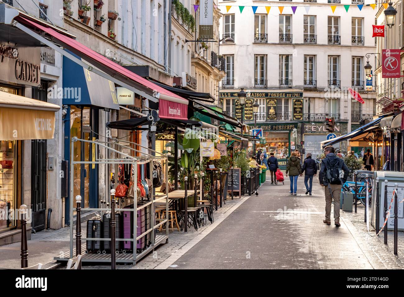 Les gens marchent le long de la rue Cadet dans le 9e arrondissement de Paris, France Banque D'Images