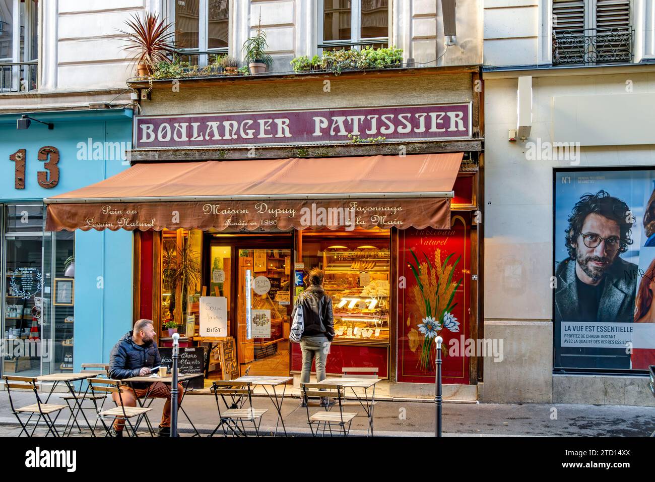 Les gens en dehors de boulangerie Dupuy, une boulangerie, pâtisserie rue Cadet dans le 9e arrondissement de Paris, France Banque D'Images