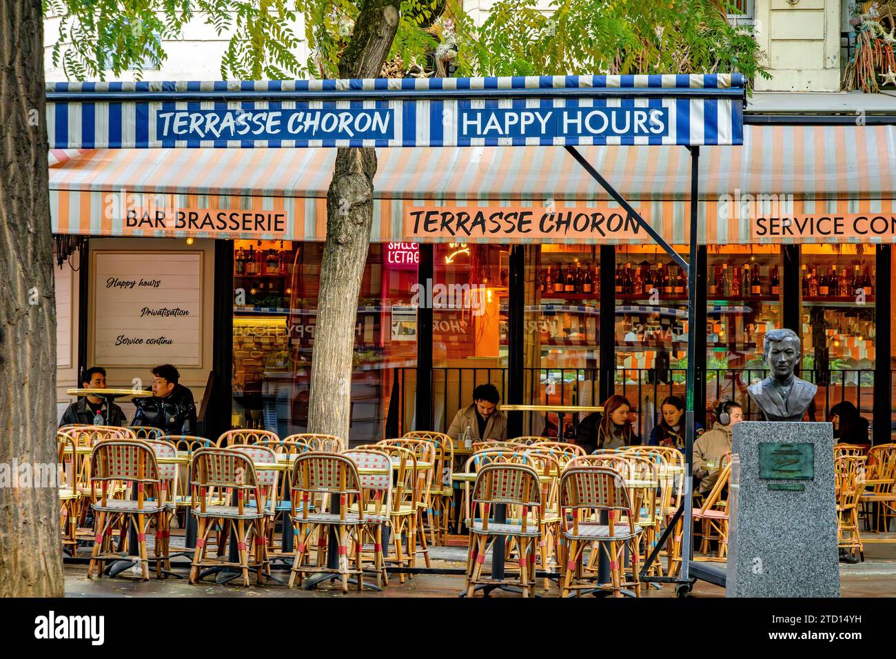 Les gens assis dehors sur la terrasse à terrasse Choron, café restaurant dans le 9e arrondissement de Paris, France Banque D'Images