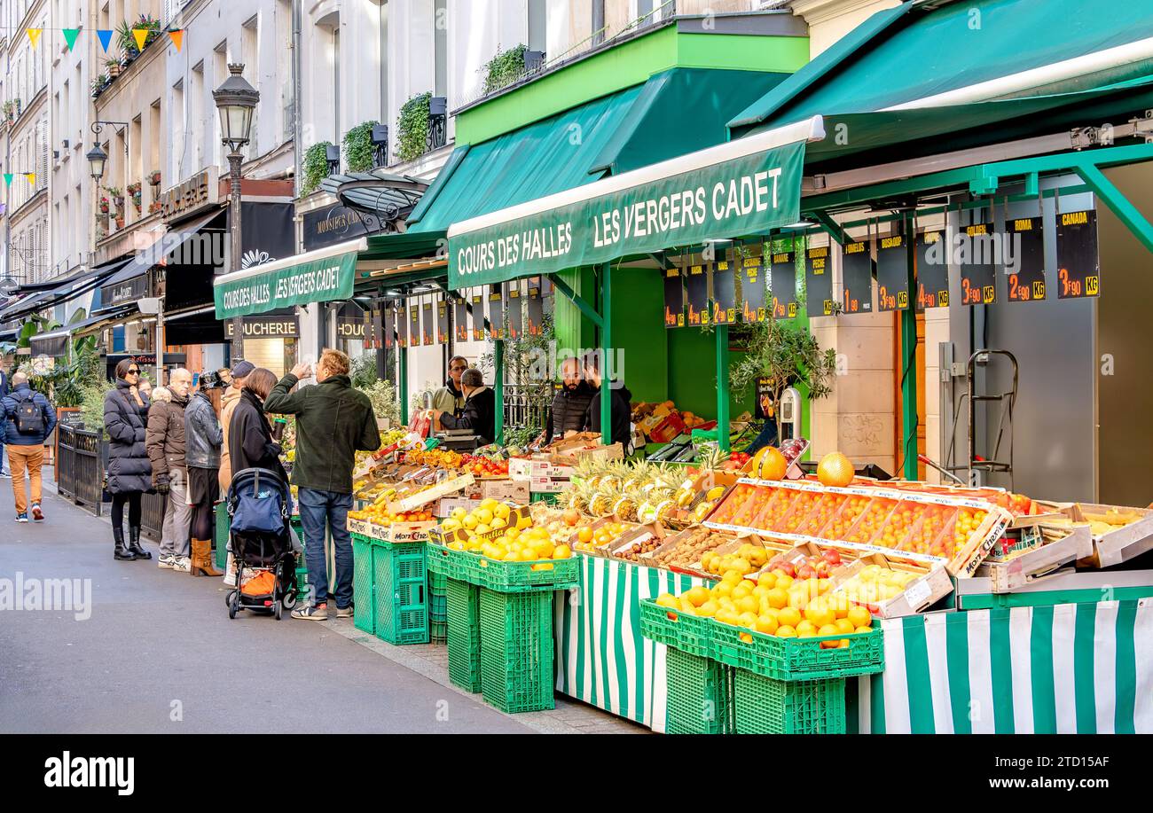 Les gens magasinent chez les vergers Cadet un magasin de fruits et légumes situé rue Cadet dans le 9ème arrondissement de Paris, France Banque D'Images