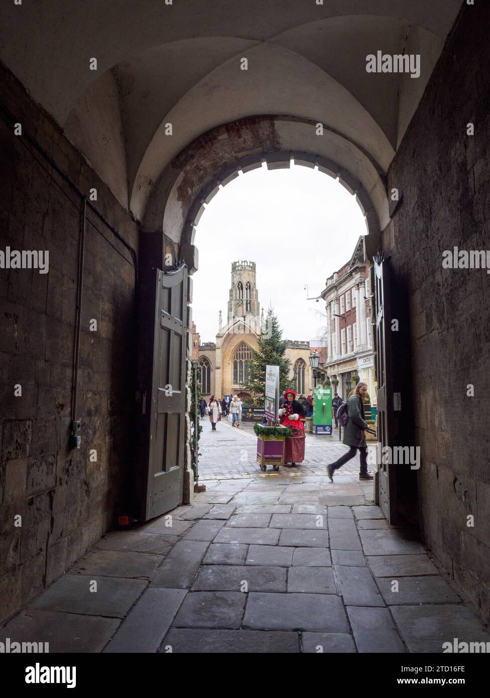 La place et l'église St Helen vues de l'arcade au Guild Hall York Banque D'Images