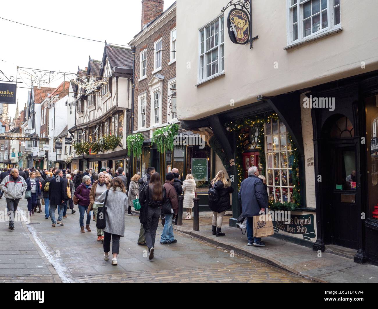 Acheteurs de Noël à Stonegate York Banque D'Images