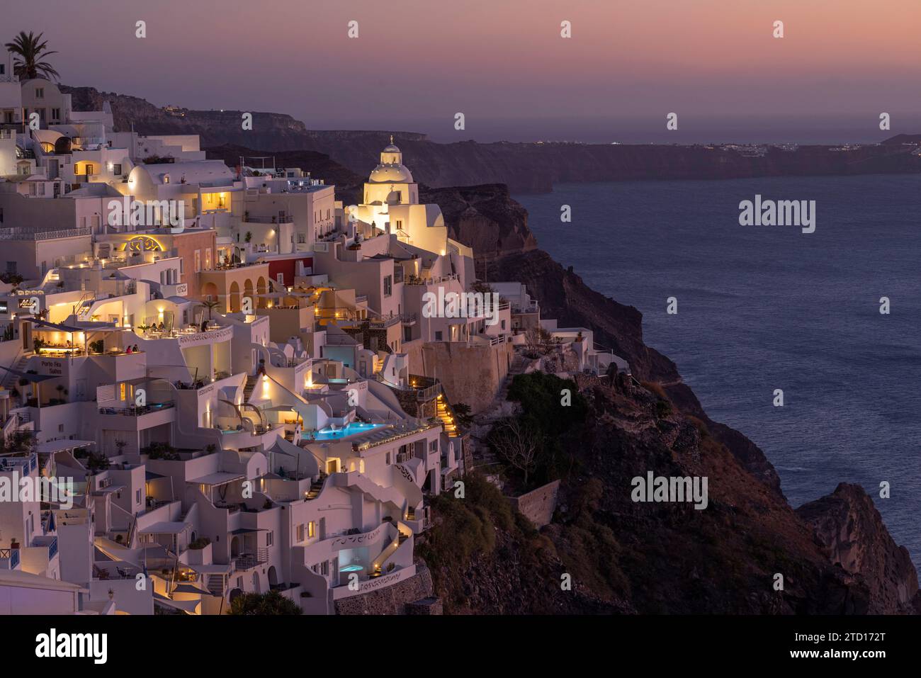 Crépuscule baigne Fira au-dessus de la grande caldeira de Santorin, Grèce Banque D'Images