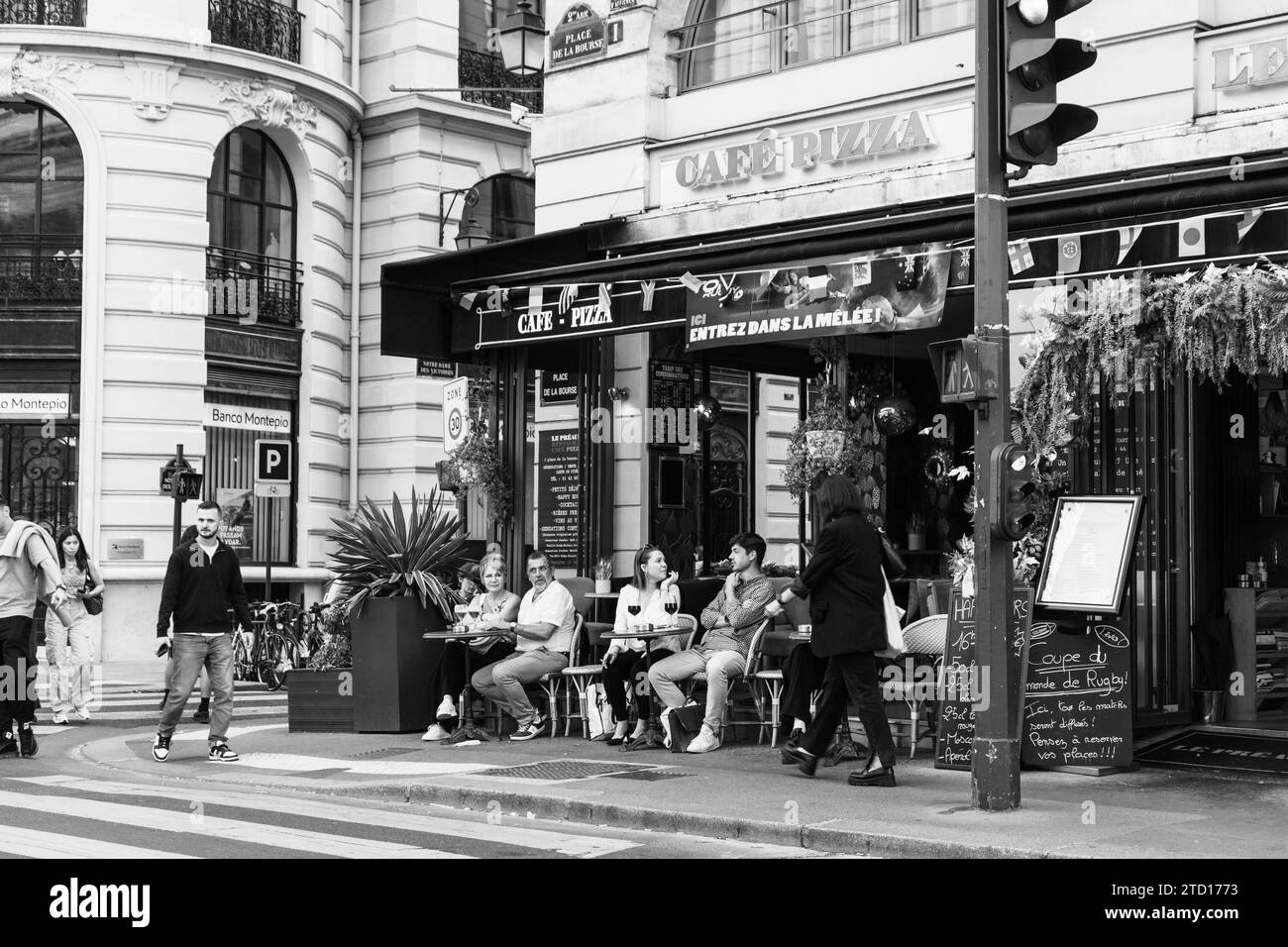 Des gens assis dans un café en plein air à Paris, France Banque D'Images