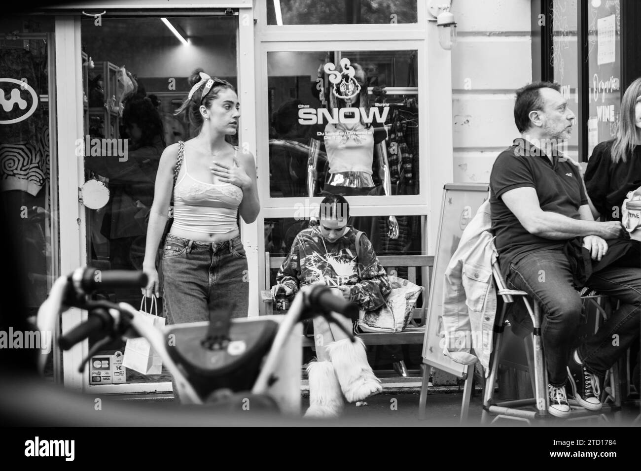 Des gens assis dans un café en plein air à Paris, France Banque D'Images