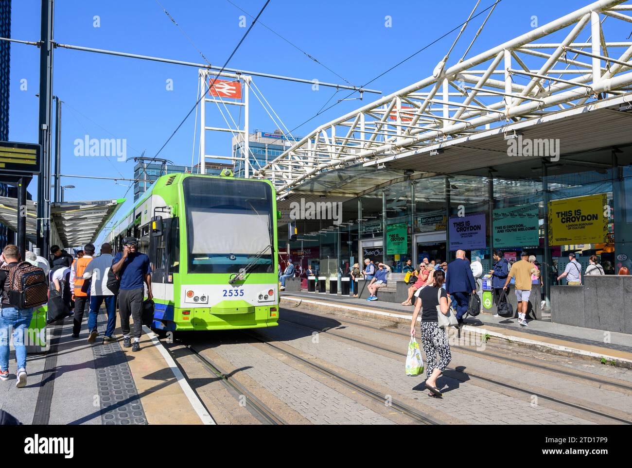 Tramways de Londres tram en attente à un arrêt devant la gare East Croydon, Croydon, Angleterre. Banque D'Images