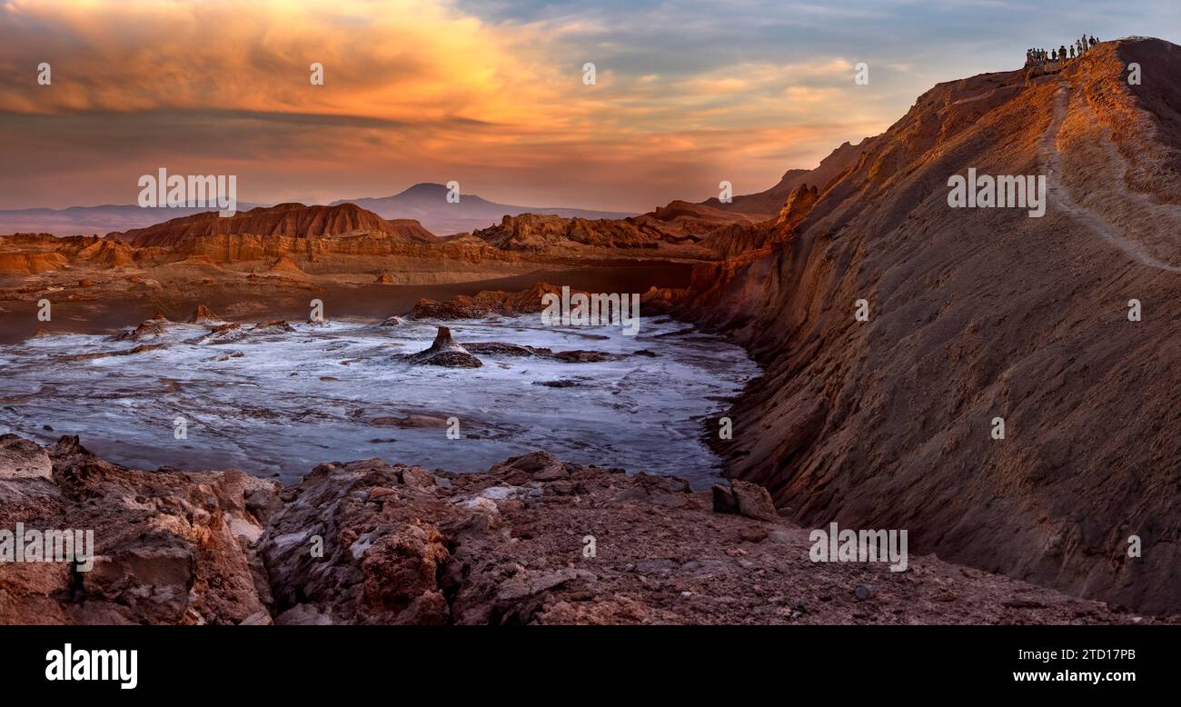 Touristes sur une colline attendant le coucher du soleil dans la Valle de la Luna (Vallée de la Lune) dans le désert d'Atacama, au nord du Chili, en Amérique du Sud. Le wh Banque D'Images