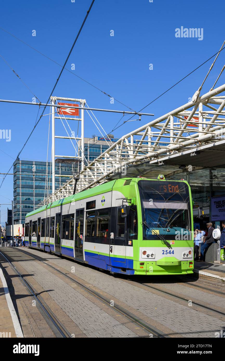 Tramways de Londres tram en attente à un arrêt devant la gare East Croydon, Croydon, Angleterre. Banque D'Images
