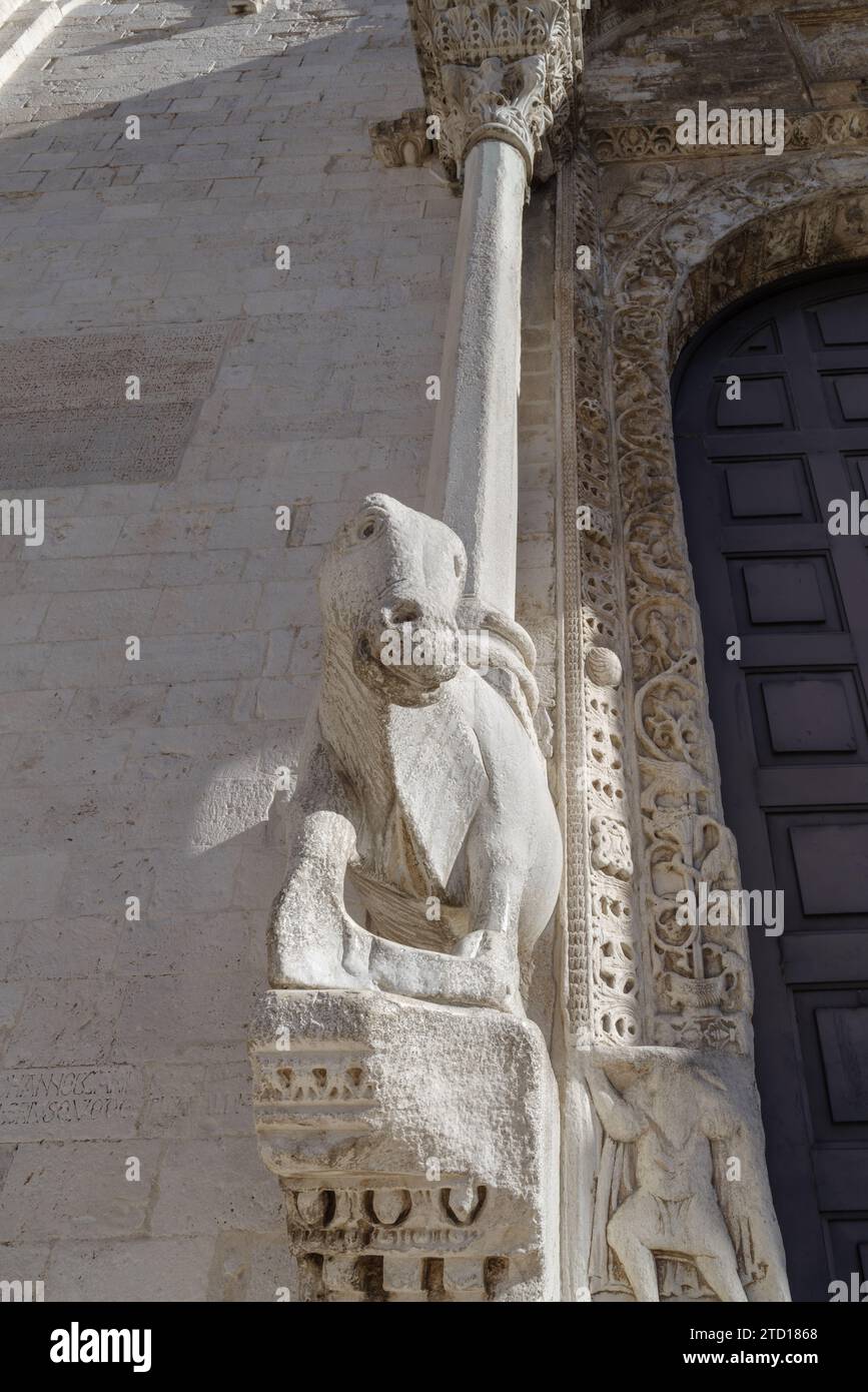 Statue devant la basilique Saint-Nicolas, Bari, Pouilles, Italie Banque D'Images