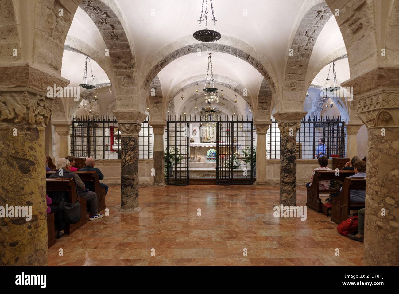 Fidèles orthodoxes dans le service religieux de prière à la basilique pontificale Saint Nicolas de Bari, Italie Banque D'Images