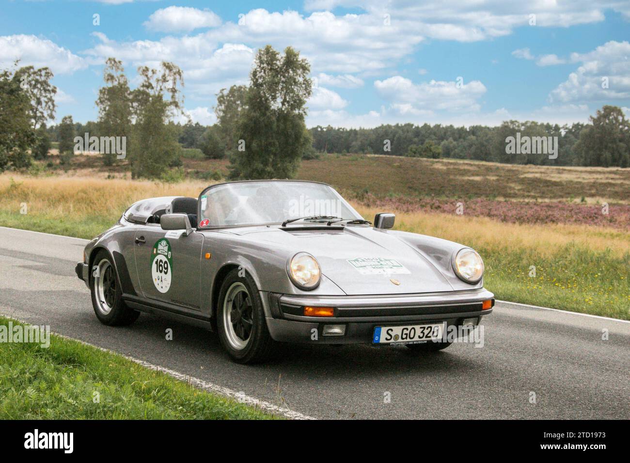 Von 10. Auto-Bild Klassik Hamburg-Berlin vom 24.-26.08.2017 Gemarkung Undeloh in der Lüneburger Heide. Im Foto : Porsche 911 Carrera 3,2 Speedster BJ.1989 3164ccm PS231 *** à partir de 10 Auto Bild Klassik Hambourg Berlin à partir de 24 26 08 2017 District Undeloh dans la lande de Lüneburg sur la photo Porsche 911 Carrera 3 2 Speedster BJ 1989 3164ccm PS231 Banque D'Images