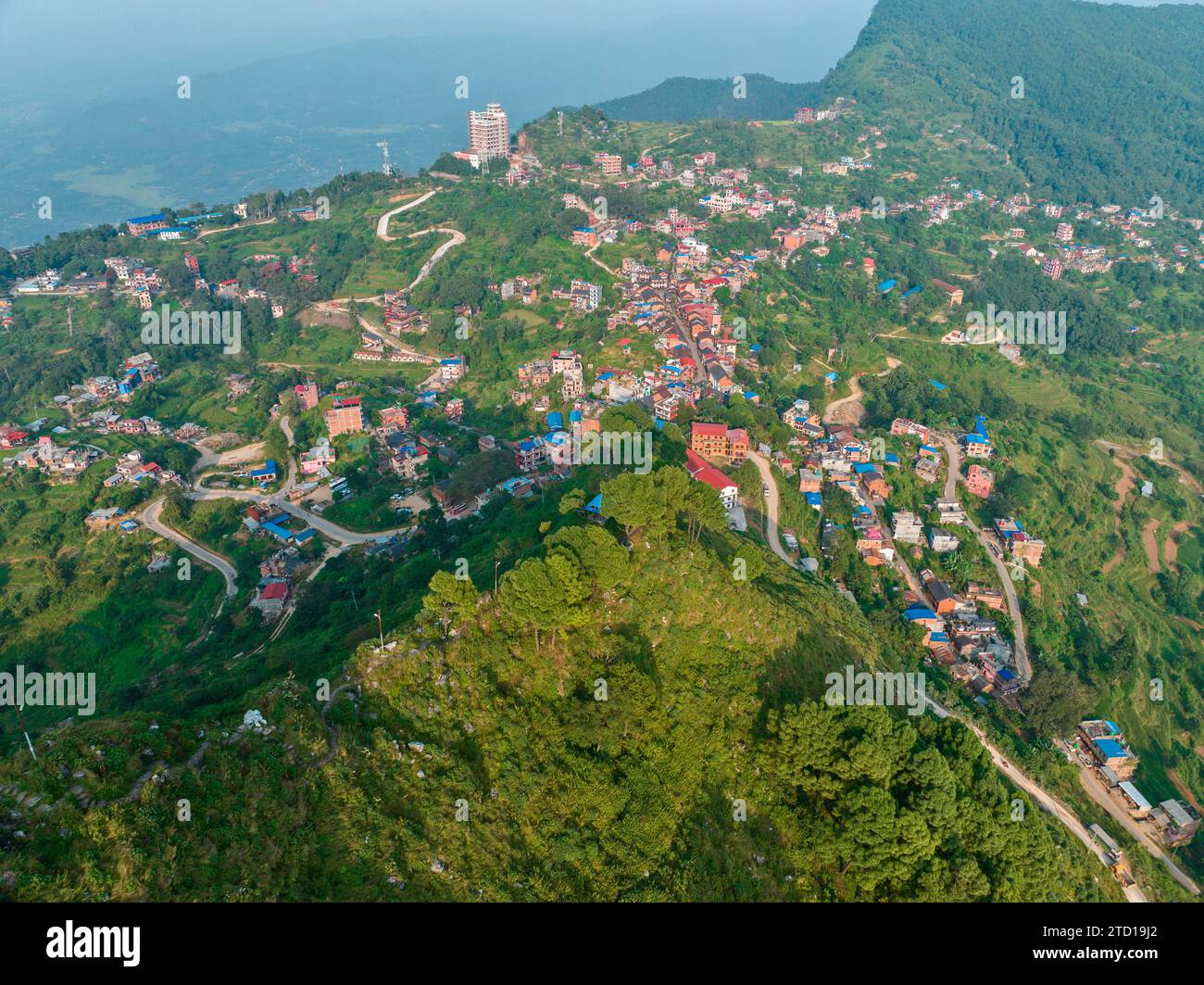 Vue aérienne de Bandipur depuis la colline du temple Thani mai. Népal. Rue principale avec commerces et activités commerciales Banque D'Images