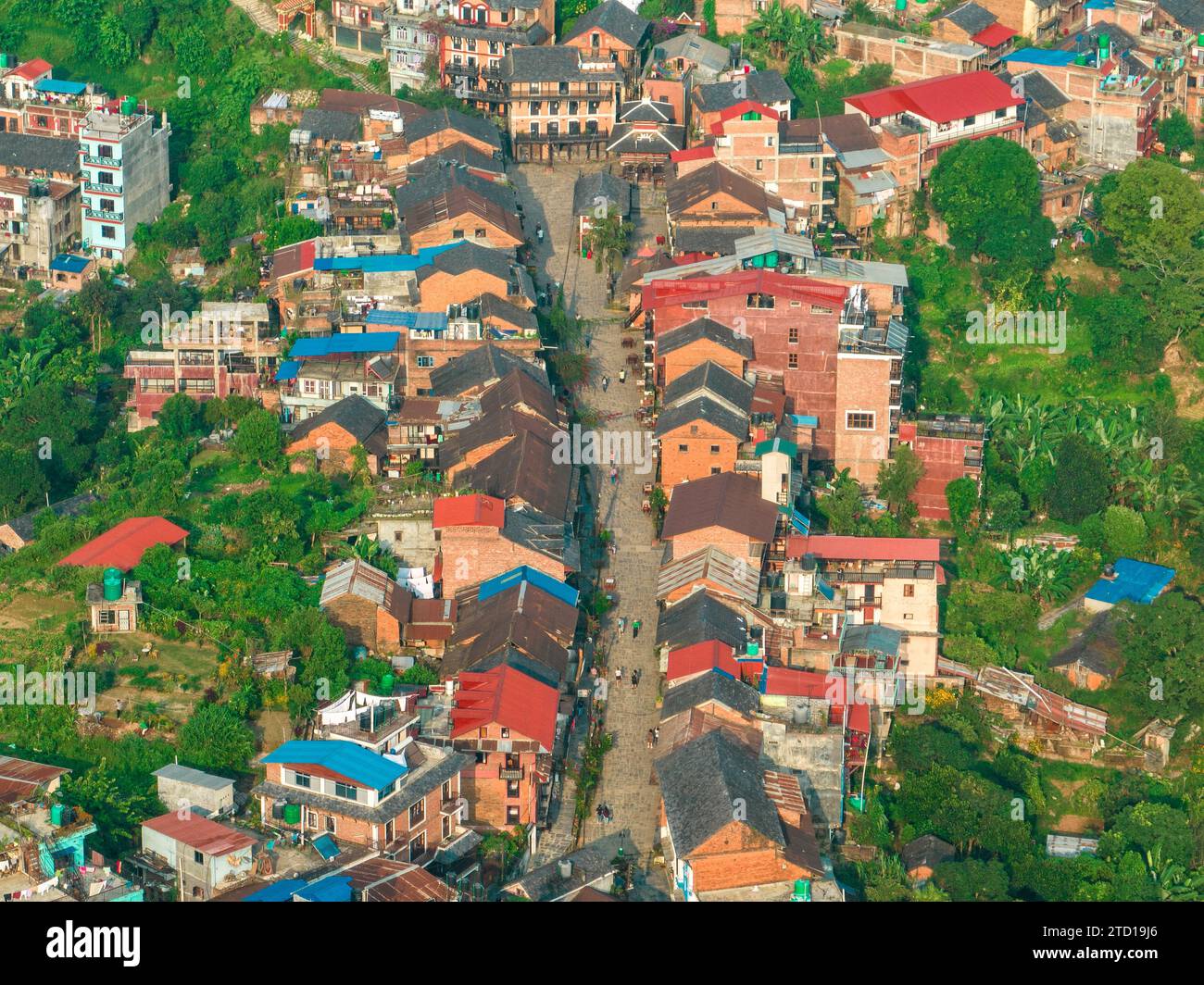 Vue aérienne de Bandipur depuis la colline du temple Thani mai. Népal. Rue principale avec commerces et activités commerciales Banque D'Images Vue aérienne de Bandipur depuis la colline du temple Thani mai. Népal. Rue principale avec commerces et activités commerciales Banque D'Images