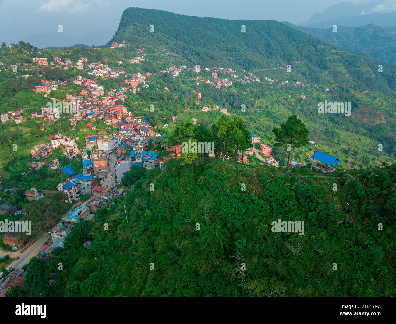 Vue aérienne de Bandipur depuis la colline du temple Thani mai. Népal. Rue principale avec commerces et activités commerciales Banque D'Images Vue aérienne de Bandipur depuis la colline du temple Thani mai. Népal. Rue principale avec commerces et activités commerciales Banque D'Images