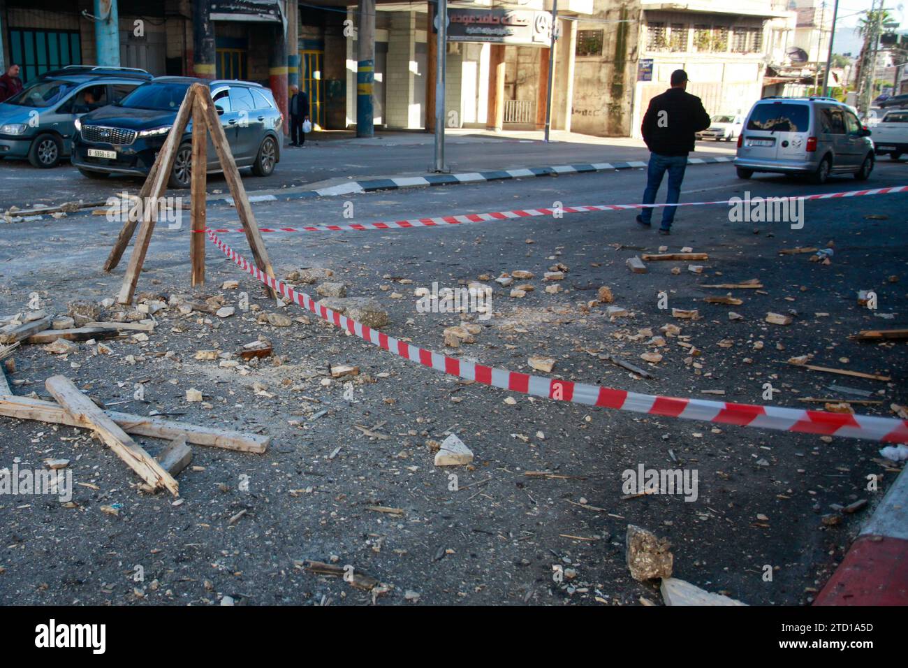 Vue du site d'une frappe aérienne israélienne contre des militants palestiniens dans le camp de réfugiés de Balata, à l'est de la ville de Naplouse en Cisjordanie. Un drone israélien a attaqué des militants palestiniens près de la tombe de Joseph pour tenter de les assassiner, et ils ont fui. Aucun blessé n'a été signalé et le raid a causé des destructions dans la rue. (Photo de Nasser Ishtayeh / SOPA Images/Sipa USA) Banque D'Images