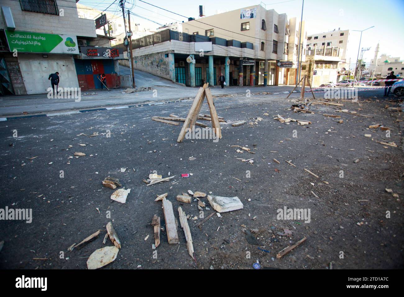 Vue du site d'une frappe aérienne israélienne contre des militants palestiniens dans le camp de réfugiés de Balata, à l'est de la ville de Naplouse en Cisjordanie. Un drone israélien a attaqué des militants palestiniens près de la tombe de Joseph pour tenter de les assassiner, et ils ont fui. Aucun blessé n'a été signalé et le raid a causé des destructions dans la rue. (Photo de Nasser Ishtayeh / SOPA Images/Sipa USA) Banque D'Images