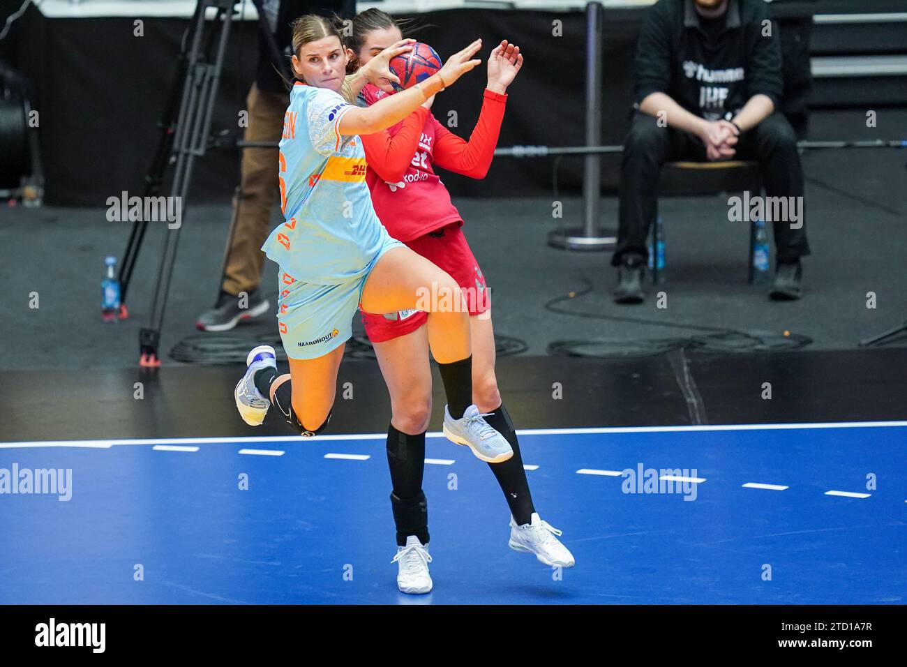 HERNING, DANEMARK - DÉCEMBRE 15 : Angela Malestein des pays-Bas lors du 26e Championnat du monde féminin de handball de l'IHF, match de 5-8 places entre le Monténégro et les pays-Bas à Jyske Bank Boxen le 15 décembre 2023 à Herning, Danemark (photo de Henk Seppen/Orange Pictures) Banque D'Images