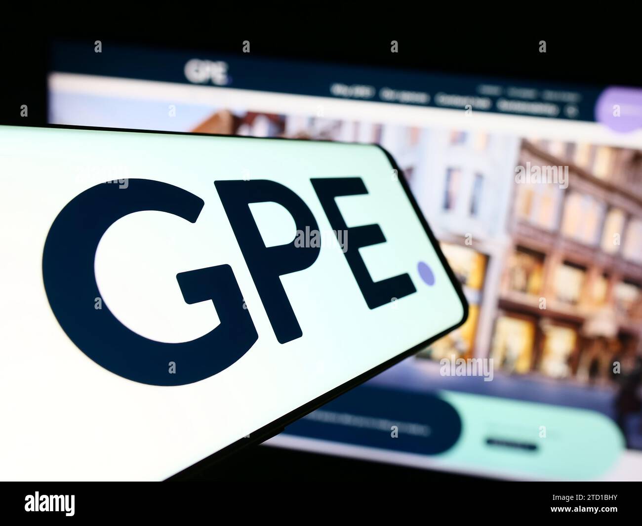 Smartphone avec le logo de la société immobilière britannique Great Portland Estates plc (GPE) devant le site Web. Concentrez-vous sur le centre gauche de l'écran du téléphone. Banque D'Images