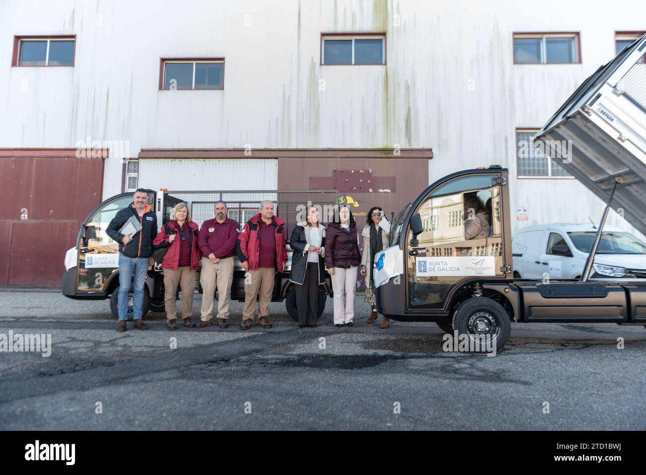 Vigo, Espagne. Le directeur général du patrimoine naturel, Belén do Campo, accompagné de la déléguée régionale de la Xunta de Galicia à Vigo, Ana Ortiz, participent à la cérémonie de livraison des véhicules électriques au Parque Nacional Marítimo-terrestre das Illas Atlánticas de Galicia. 15 décembre 2023. Crédit : Xan Gasalla / Alamy Live News Banque D'Images