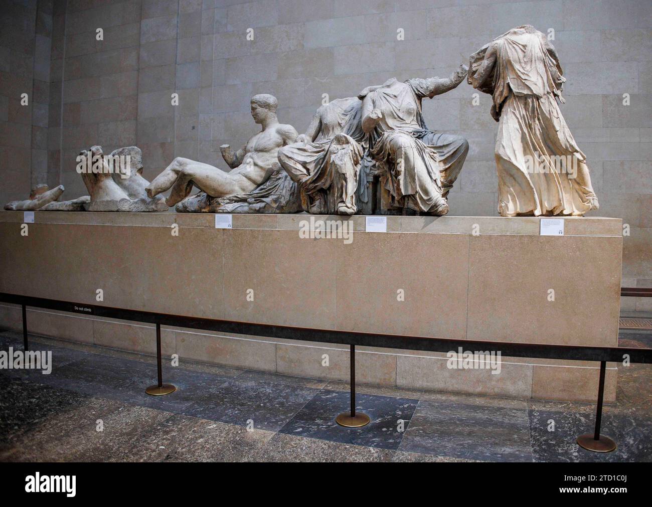 Londres, Royaume-Uni 15 déc. 2023 visiteurs regardant les sculptures. Les marbres d'Elgin dans les galeries du Parthénon au British Museum. Les sculptures de la Grèce antique ont été retirées de la Grèce et expédiées en Grande-Bretagne entre 1801-1812 par des agents de Thomas Bruce, le 7e comte d'Elgin. La Grèce a demandé que les sculptures soient restituées, mais le gouvernement britannique a déclaré qu'un prêt pourrait être possible. Lord Frost a récemment déclaré qu'il était favorable à un retour des sculptures en Grèce. Rishi Sunal a annulé une récente rencontre avec Kyriakos Mitsotakis, Premier ministre grec. Banque D'Images