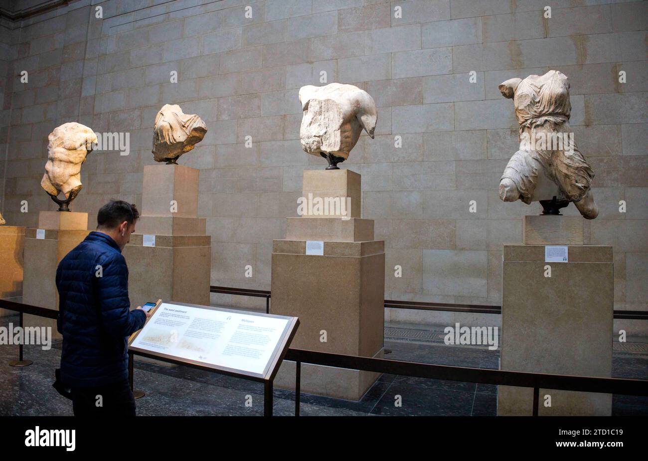 Londres, Royaume-Uni 15 déc. 2023 visiteurs regardant les sculptures. Les marbres d'Elgin dans les galeries du Parthénon au British Museum. Les sculptures de la Grèce antique ont été retirées de la Grèce et expédiées en Grande-Bretagne entre 1801-1812 par des agents de Thomas Bruce, le 7e comte d'Elgin. La Grèce a demandé que les sculptures soient restituées, mais le gouvernement britannique a déclaré qu'un prêt pourrait être possible. Lord Frost a récemment déclaré qu'il était favorable à un retour des sculptures en Grèce. Rishi Sunal a annulé une récente rencontre avec Kyriakos Mitsotakis, Premier ministre grec. Banque D'Images