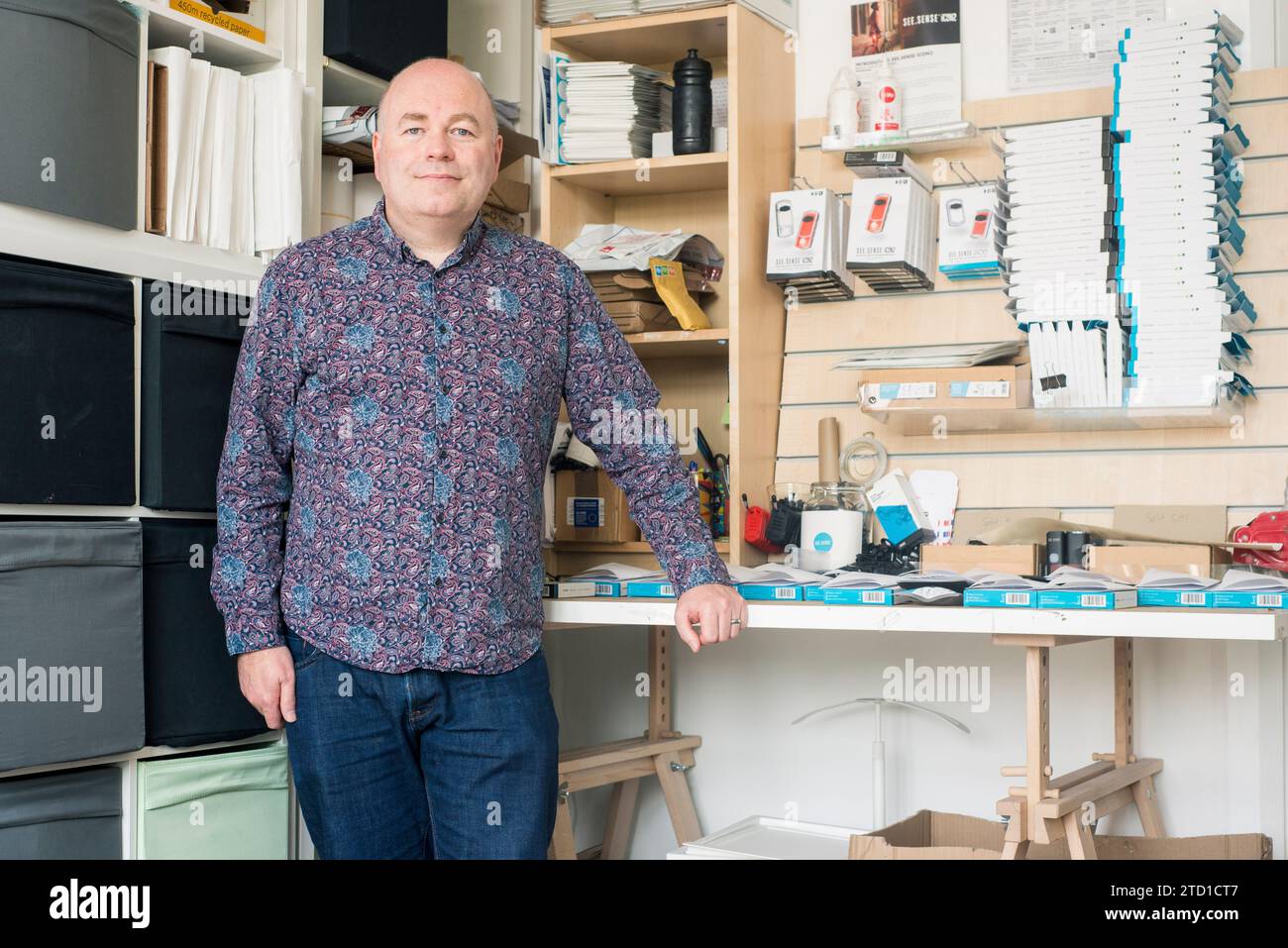 Un propriétaire de petite entreprise et fabricant de technologie pose pour un portrait à leur poste de travail dans leur unité industrielle. Banque D'Images