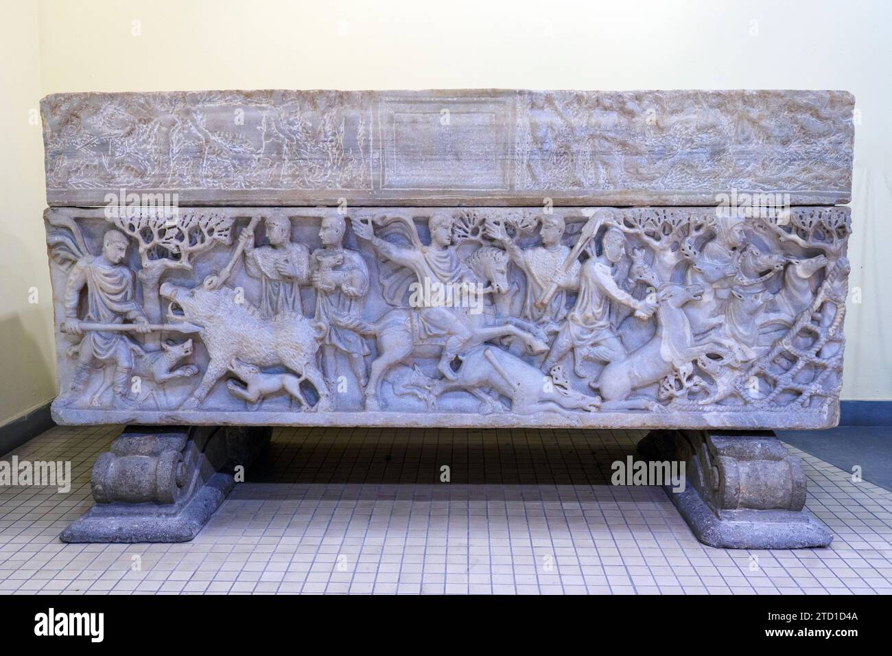 Sarcophage avec scènes de chasse au sanglier sauvage. De Rome début du 4e siècle après JC. Marbre blanc. Deux scens de chasse sont représentés, l'un avec des cerfs émoussés avec des filets, et l'autre avec des sangliers. La figure à cheval au centre de la composition dans le défunt, représentée sous une forme héroïque - Museo Centrale Montemartini, Rome, Italie Banque D'Images