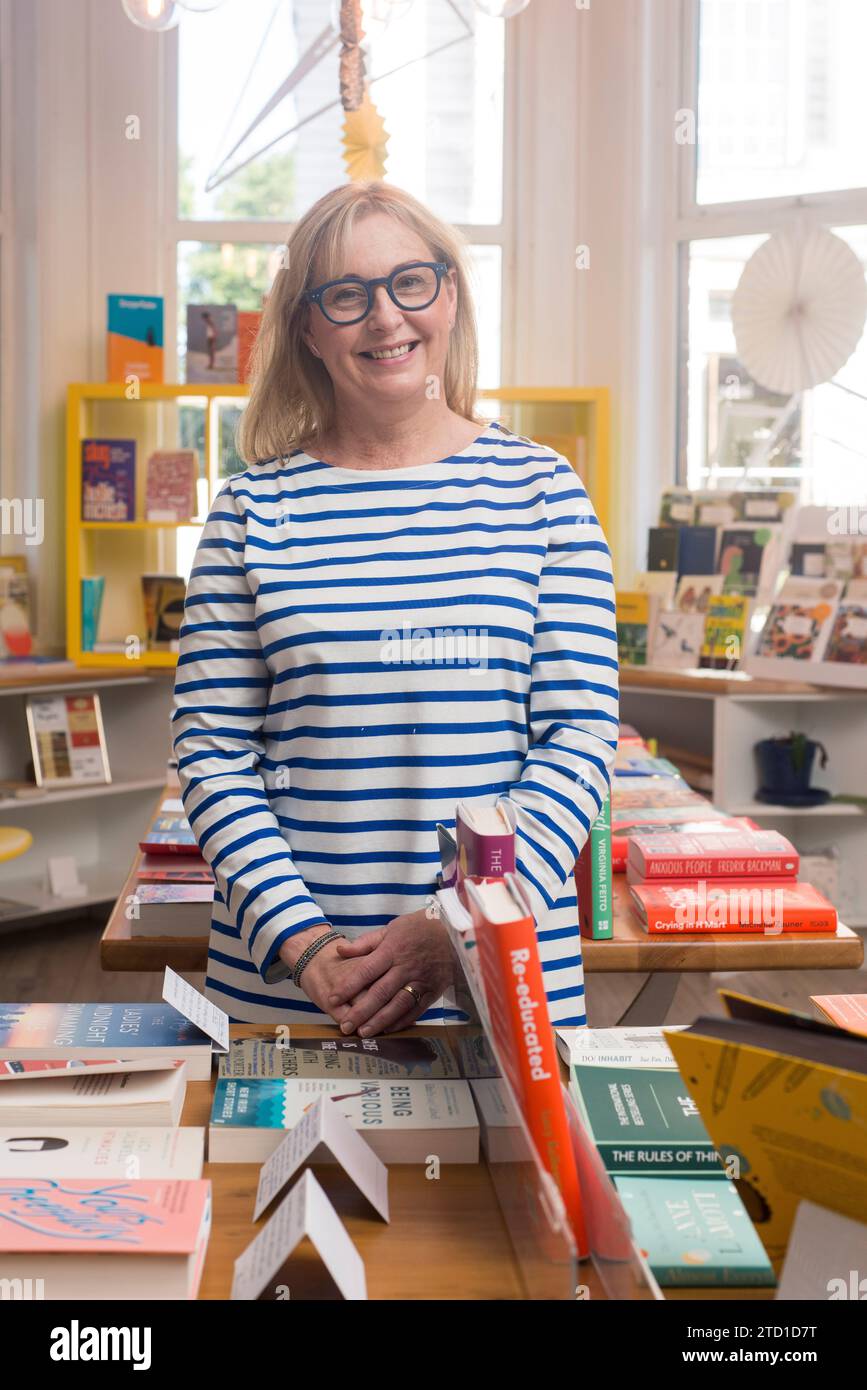 Portrait d'un propriétaire de petite entreprise dans sa librairie locale. Banque D'Images