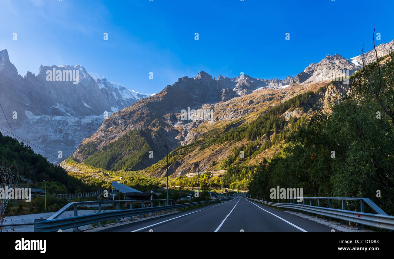 Route menant au tunnel du Mont blanc, dans la Vallée d'Aoste, près de Courmayeur, Italie Banque D'Images