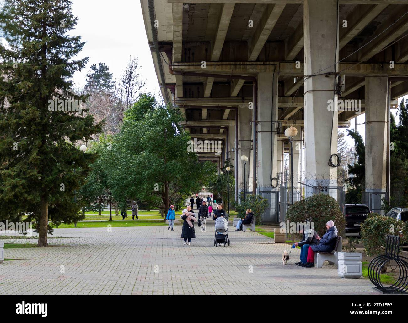 Hosta, Russie - 13 février 2023 : Parc du 50e anniversaire de la victoire sous le viaduc de Khosta, Sotchi, district de Khosta Banque D'Images