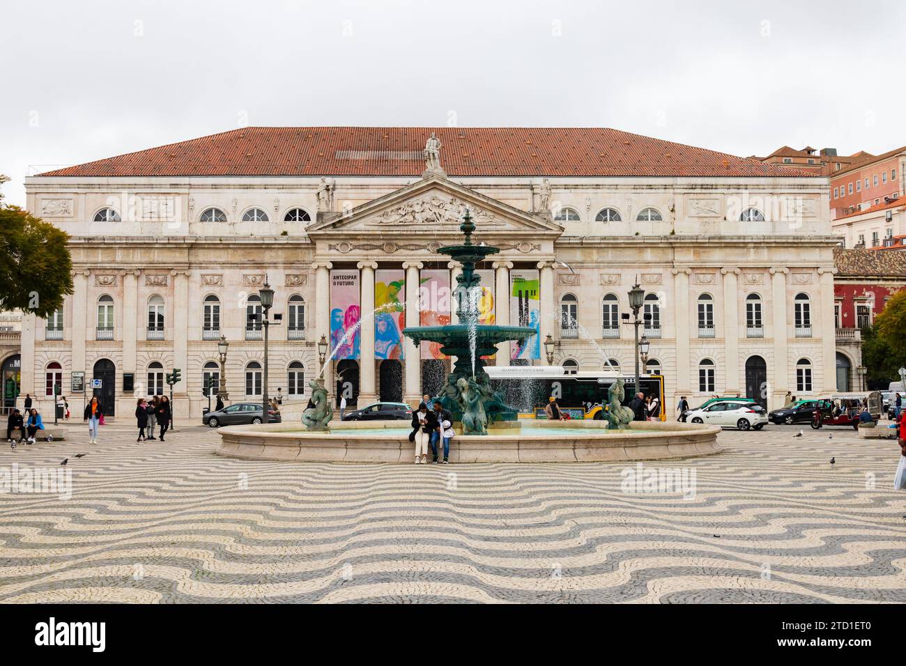 La fonte do Rossio à Praca do Rossio avec le Teatro Nacional Dona Maria II derrière. Lisbonne, Portugal Banque D'Images