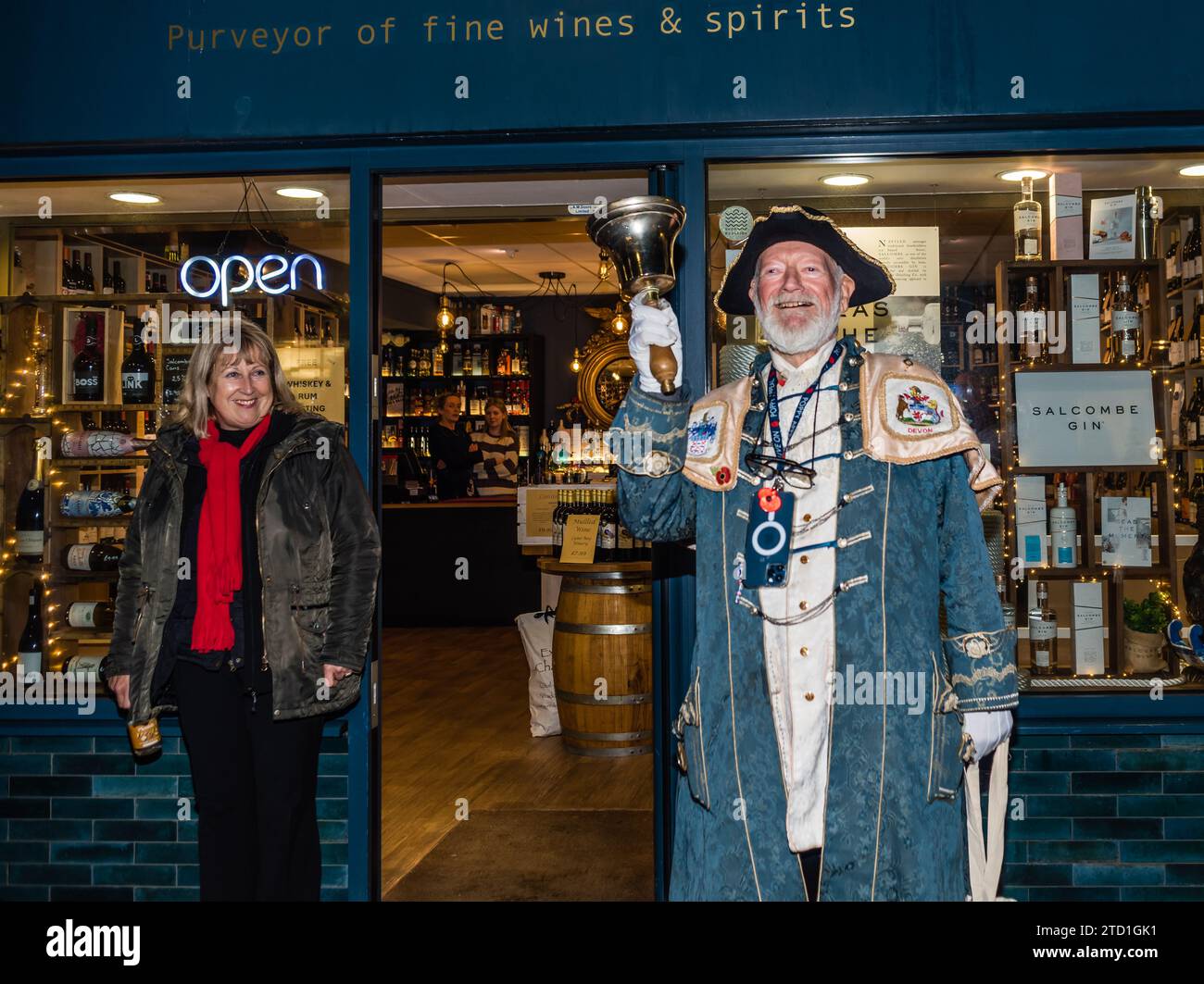 Shopping nocturne de Noël à Budleigh. Le Town crier. Banque D'Images