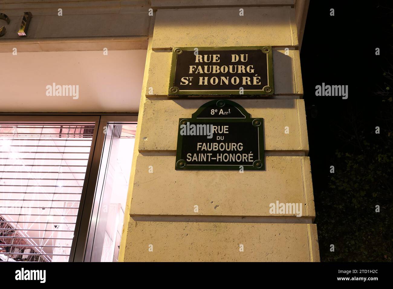 Paris, France. Décembre 10. 2023. Rue du Faubourg Saint honore plaque. Le quartier le plus luxueux de la capitale où se trouve le Palais de l’Elysée, Banque D'Images