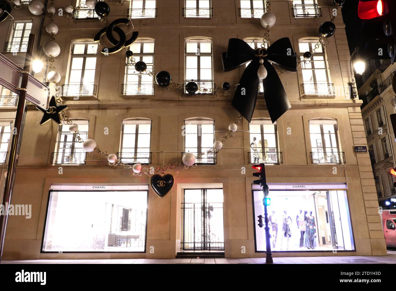 Paris, France. Décembre 10. 2023. Boutique de luxe Chanel. Marque de haute couture et parfumerie, située rue Saint Honoré. Banque D'Images