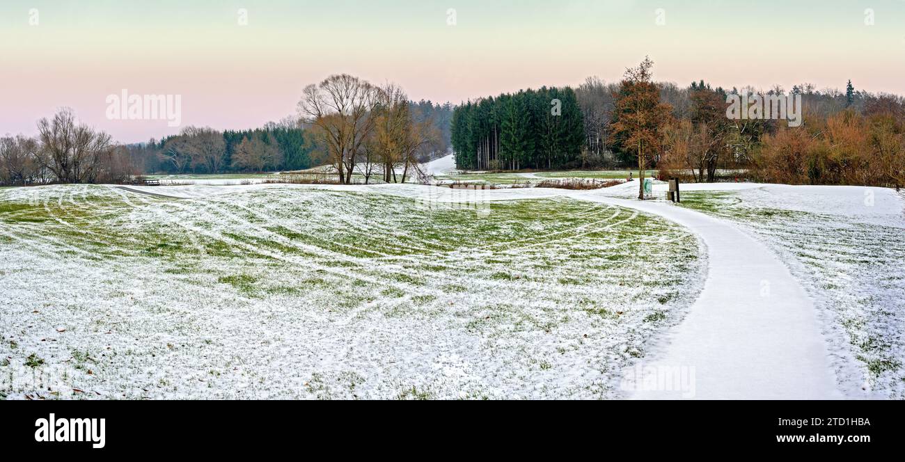 Terrain de golf en hiver avec neige et sentier à Bath Tatzmannsdorf dans la région Burgenland, Autriche Banque D'Images