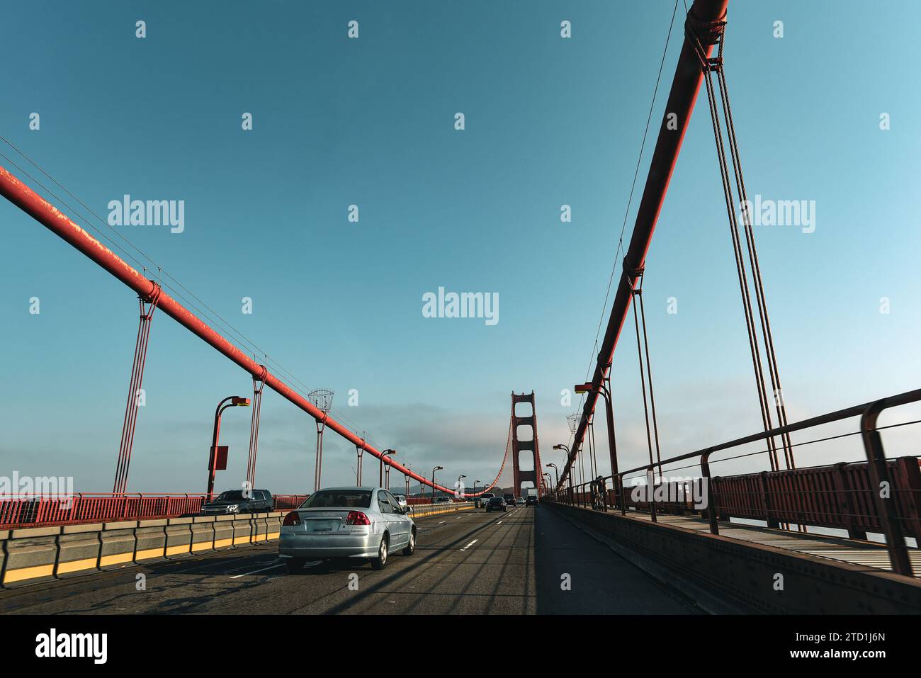 Traverser le Golden Gate Bridge un jour d'été - San Francisco, Californie Banque D'Images