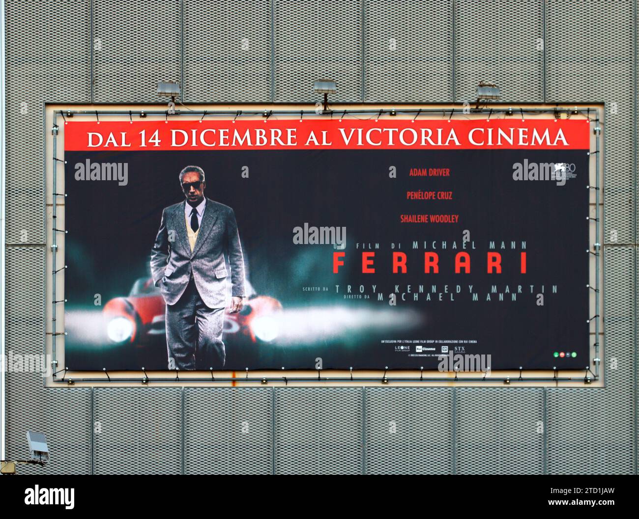Modène, Italie, décembre 2023, panneau publicitaire pour le film sur Enzo Ferrari devant un cinéma Banque D'Images