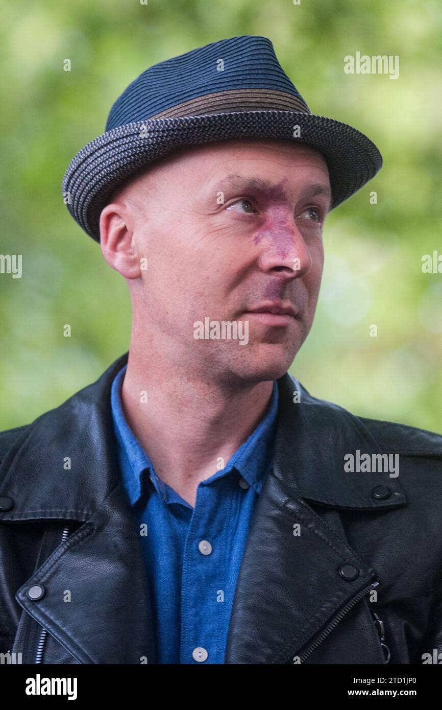 Le romancier écossais Chris Brookmyre assiste à un photocall lors du Festival international du livre d'Édimbourg le 2017 août à Édimbourg, en Écosse. Banque D'Images