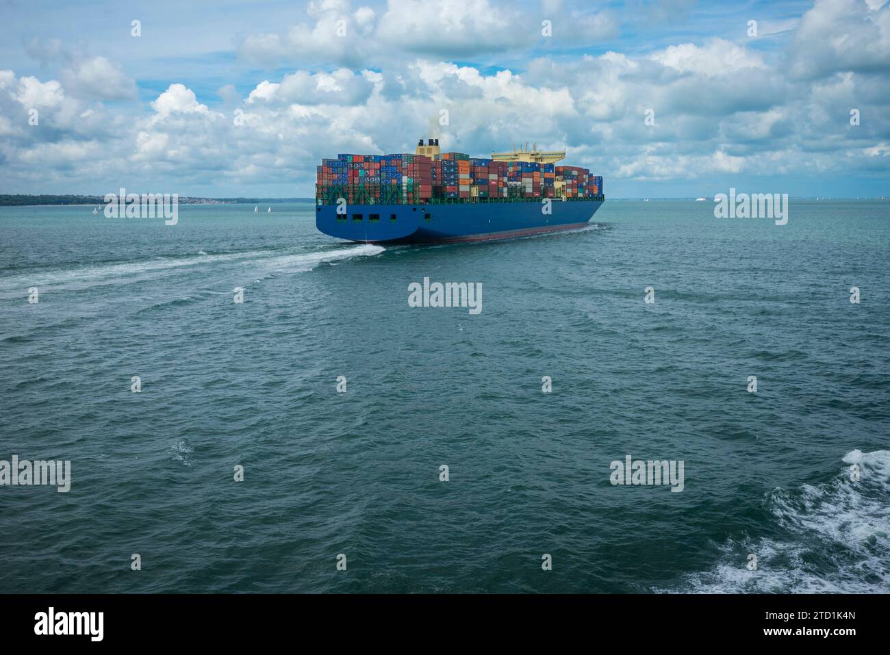 Un porte-conteneurs rempli de conteneurs métalliques quitte le port de Portsmouth en Angleterre au Royaume-Uni Banque D'Images