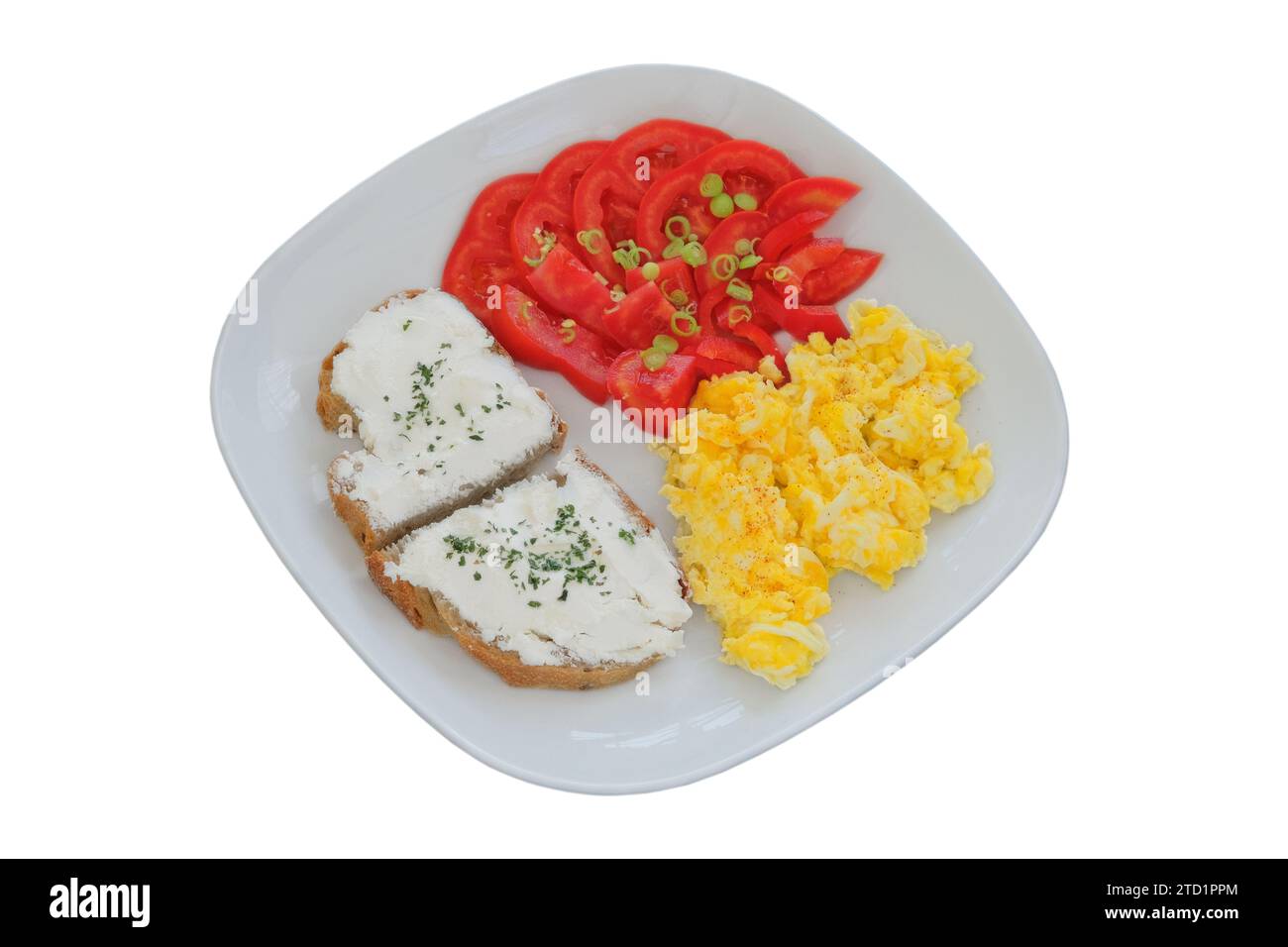 Oeufs brouillés avec fromage à pâte molle et tomatos dans une assiette isolée sur un fond blanc. Petit déjeuner maison. Banque D'Images