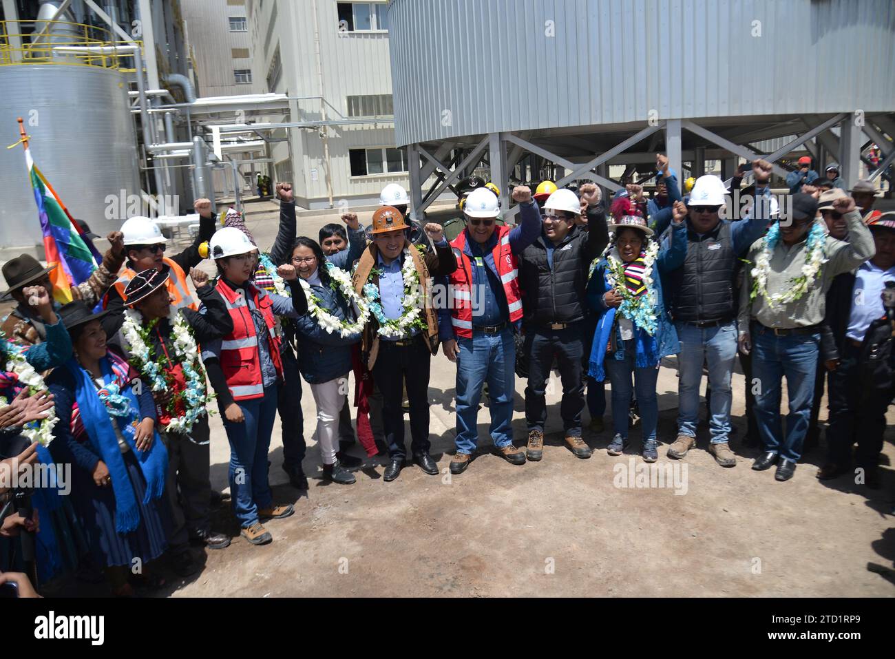 15 décembre 2023, Bolivie, Uyuni : photo de groupe officielle à l'inauguration de l'usine de production de carbonate de lithium au lac salé d'Uyuni dans la municipalité de Rio Grande. Photo : Alexis Demarco/dpa Banque D'Images